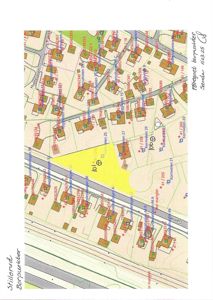 Situasjonsplan som viser tomt, naboeiendommer, veier og bygninger i området.