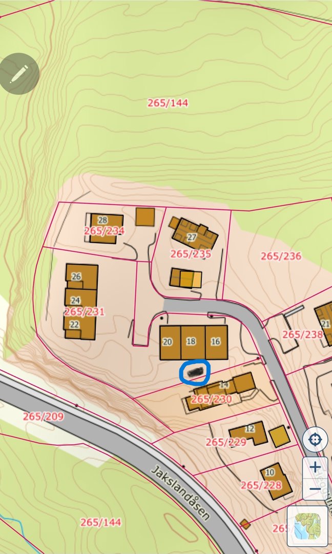 Situasjonsplan som viser tomtegrenser, bygningssilhuetter, vegnett og høydeforhold (konturlinjer) for et område.