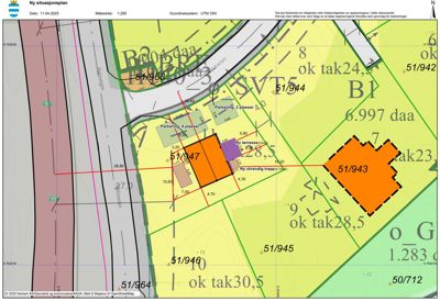 Ny situasjonsplan som viser tomtedeling, arealdata (ok tak), parkeringsplasser og bygningers plassering i forhold til veier og nabotomter.