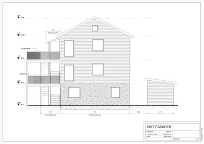 Fasadetegning av en bygning sett fra øst, med oppgitt høyder, eksisterende og nye elementer (terrasser, trapp), samt tegningsinformasjon i bunnen.