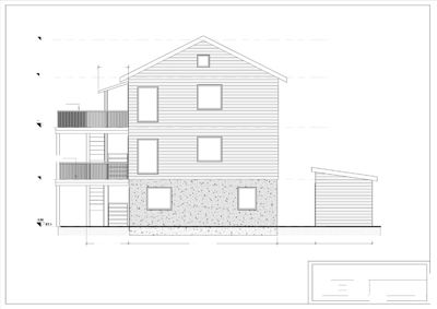 Fasadetegning av en bygning sett fra øst, med oppgitt høyder, eksisterende og nye elementer (terrasser, trapp), samt tegningsinformasjon i bunnen.