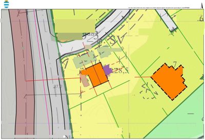 Ny situasjonsplan som viser tomtedeling, arealdata (ok tak), parkeringsplasser og bygningers plassering i forhold til veier og nabotomter.