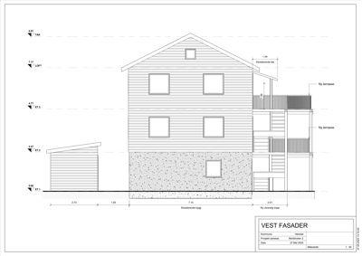 Fasadetegning som viser fronten på en bygning med eksisterende og nye elementer (terrasse, trapp).