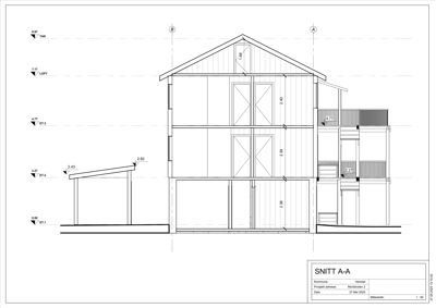Snittegning (SNITT A-A) som viser bygningens tverrsnitt med høydemål og romfordeling.