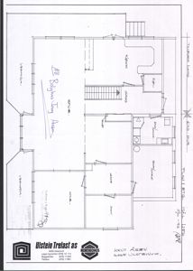 Etasjeplan (1. etasje) for et hus med romfordeling, trapp og utvendige områder.