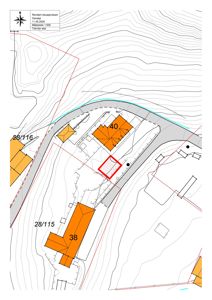 Revidert situasjonskart som viser tomtens terrengform (konturlinjer), eksisterende og planlagte bygninger, veier og eiendomsnummer.