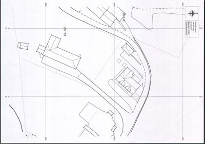 Situasjonsplan som viser tomtens form, grenser, eksisterende og planlagt bebyggelse samt infrastruktur (veier, stier) med koordinater.