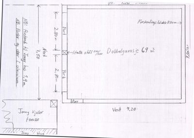 En håndtegnet etasjeplan (eller grunnplan) av en dobbelgarasje på 69 m², med angitte mål, plassering av dører og notater om nabobebyggelse.