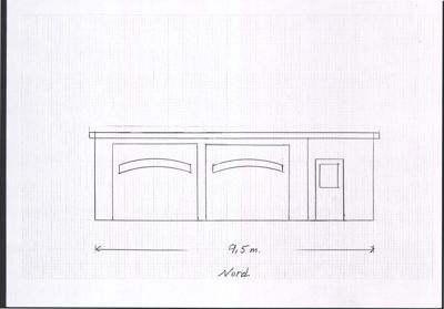 En håndtegnet fasadeopprikk som viser en bygning med to garasjeporter og en inngangsdør. Tegningen inkluderer en dimensjon (9,5 m) og en retning ('Nord').