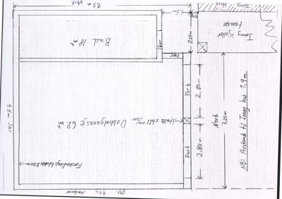 Situasjonsplan som viser tomtens mål, plassering av bygninger (hus, garasje, terrasse) og avstander til nabo.