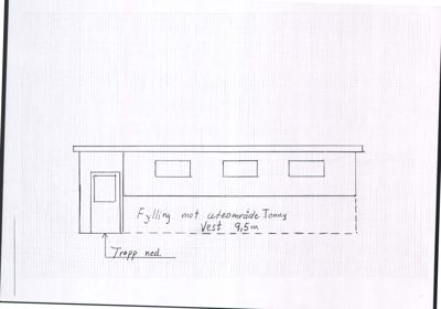 En håndtegnet fasadevisning (opprikk) av en bygning sett fra siden. Tegningen viser en dør, tre vinduer, en trapp ned og en fylling mot uteområdet.