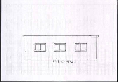 En håndtegnet fasadetegning som viser en bygning sett fra siden med tre vinduer og en skriftlig notis om dimensjon.