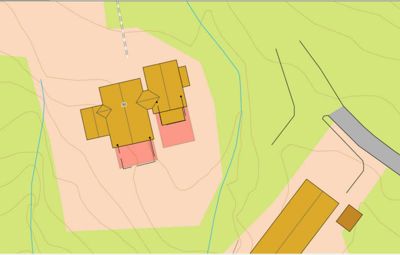 Situasjonsplan som viser tomtens form, konturer (konturlinjer), vannløp (blå linje) og plassering av bygninger i forhold til terrenget.