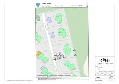 Situasjonsplan som viser plassering av en hytte (T-26003) i forhold til nabolaget, veier og eiendomsgranser.