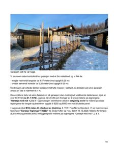 Fotografi av en garasje sett fra hagen, med tekstbeskrivelse under som dokumenterer målinger og sammenligning med tegninger.