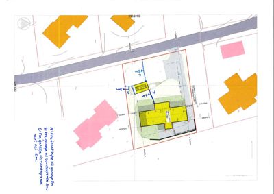 Situasjonsplan som viser tomtens form, plassering i forhold til nabotomter og vei, samt bygningers beliggenhet på tomten.