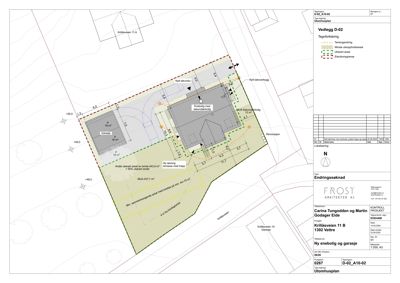 Situasjonsplan som viser tomtens grenser, eksisterende og planlagt bebyggelse (ebolig og garasje), samt tilstøtende eiendommer og vegger.
