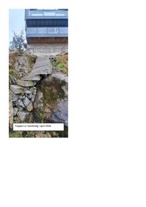 Fotografi av en halvferdig trapp i stein som går opp mot en moderne bygning.