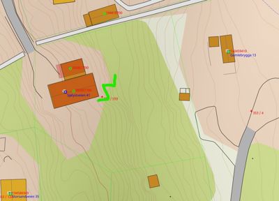 Situasjonsplan som viser tomtens beliggenhet, høydeforhold (konturlinjer), nabobebyggelse og adresser.