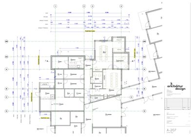 Etasjeplan (plantegning) som viser romfordeling, dimensjoner og veggposisjon for et hus.