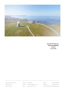 Fotografi av en bygning (en tårnformet struktur) på en kystnær tomt med utsikt over havet og fjell.