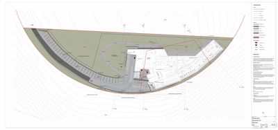Situasjonsplan som viser bygningens plassering i forhold til terrenget (konturlinjer), veier, parkeringsplasser og naboeiendommer.