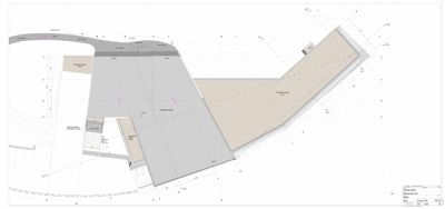 Situasjonsplan som viser bygningens plassering i forhold til terrenget, nabobebyggelse og vegger.