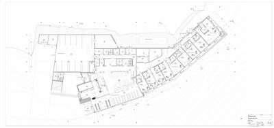 Etasjeplan som viser romfordeling, vegger og innredning for en bygning.